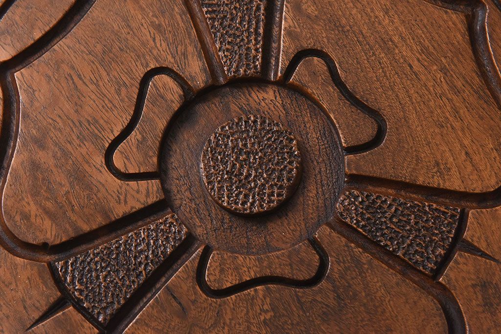 アンティーク雑貨　イギリスヴィンテージ　彫刻とホイールバックが目を引く飾り台(花台、ビンテージ)