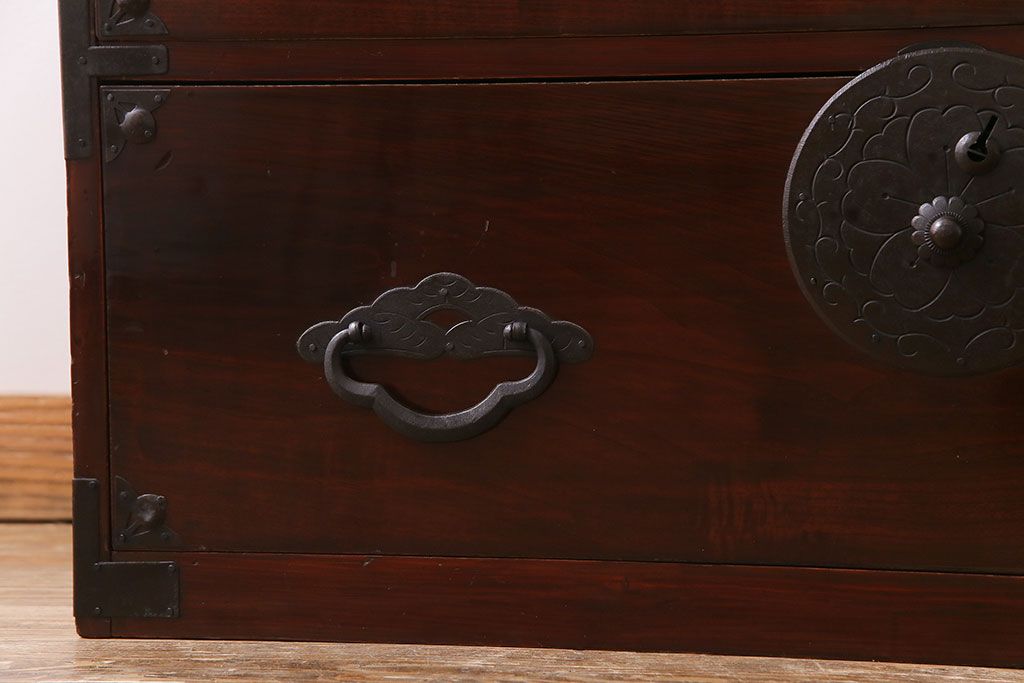 アンティーク家具　リメイク　桜丸金具　漆塗り　和モダンの雰囲気漂う米沢箪笥ローチェスト(和タンス、ローボード、リビングボード、引き出し)(R-030411)