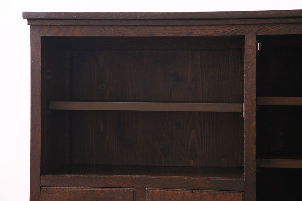 アンティーク家具　大正ロマン　色ガラス　古いナラ材の質感が味わい深い収納棚(ローボード、食器棚、ブックケース)(R-030412)
