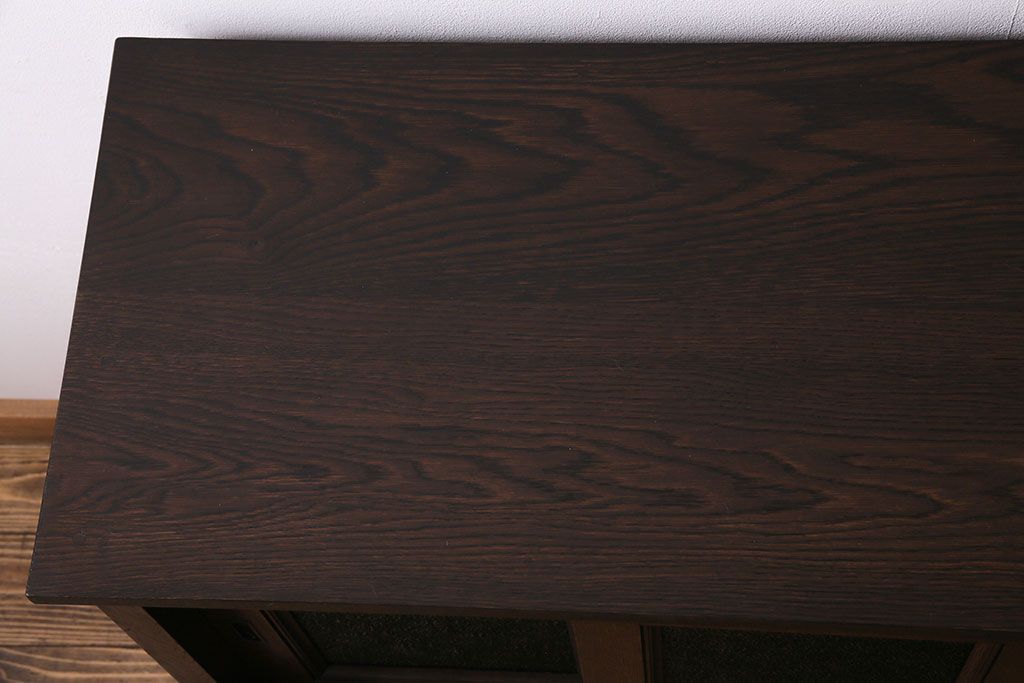 アンティーク家具　大正ロマン　色ガラス　古いナラ材の質感が味わい深い収納棚(ローボード、食器棚、ブックケース)(R-030412)