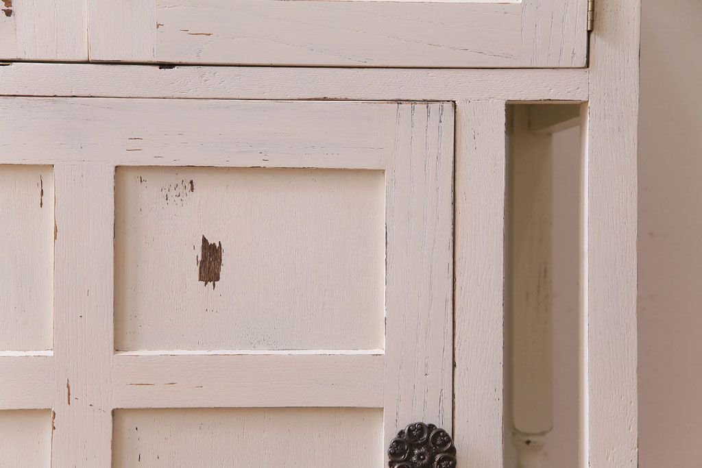 アンティーク家具　イギリスアンティーク　オーク材　フレンチシャビーな雰囲気のサイドキャビネット(収納棚)(R030440)