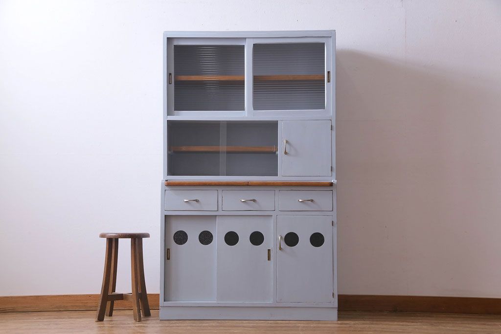 ペイント家具　作業台付き　淡いカラーとレトロなデザインが目をひく食器棚(収納棚、カップボード)(R-030441)