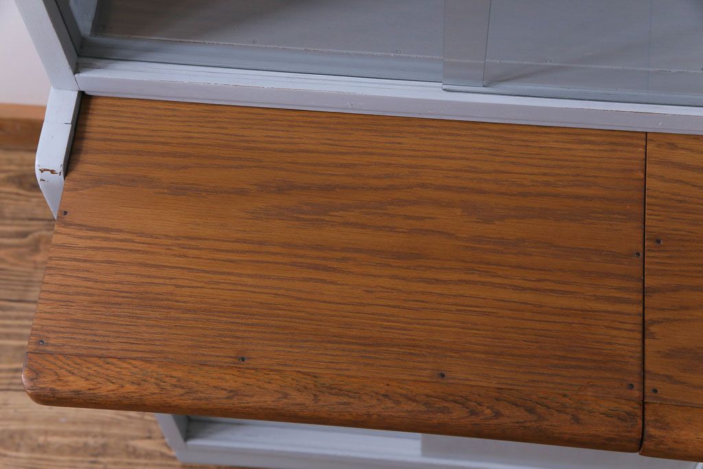 ペイント家具　作業台付き　淡いカラーとレトロなデザインが目をひく食器棚(収納棚、カップボード)(R-030441)