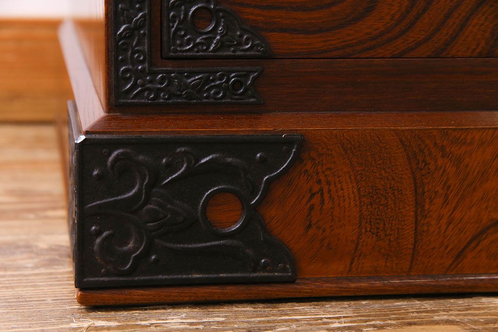 民芸家具　ケヤキ材　作りの良さが窺える上質な重ねの和タンス(整理箪笥、引き出し)(R-030448)
