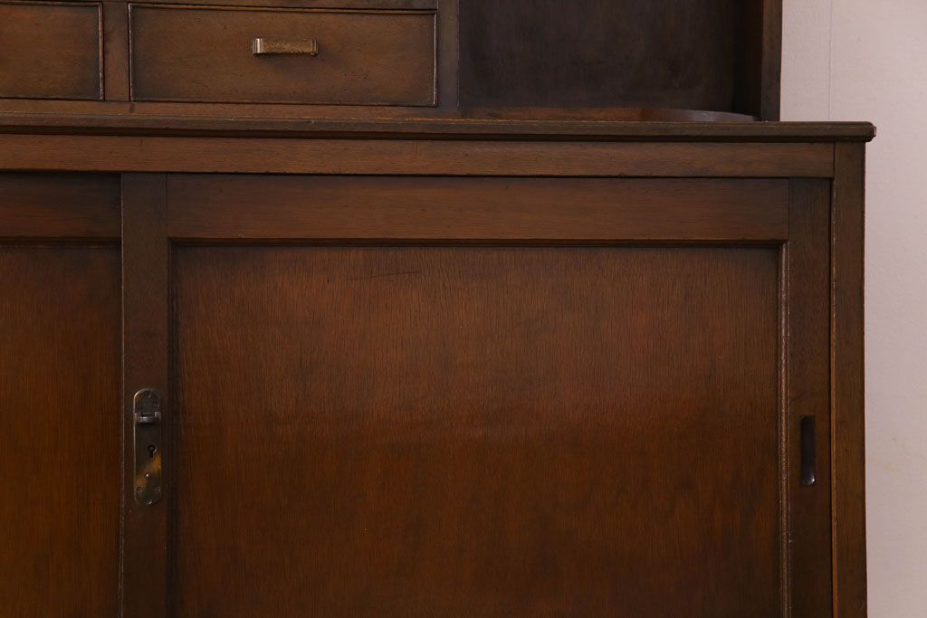 アンティーク家具　昭和初期　結霜ガラス入り　飾り棚付きの大型ブックケース(本箱、収納棚、食器棚、戸棚)(R-030453)