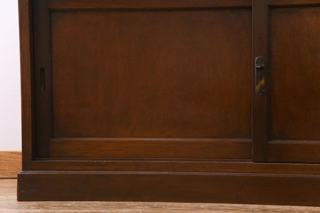 アンティーク家具　昭和初期　結霜ガラス入り　飾り棚付きの大型ブックケース(本箱、収納棚、食器棚、戸棚)(R-030453)