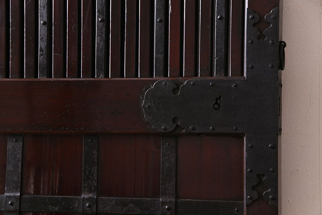 明治期　福井産　重厚な金具と漆塗りが存在感を引き立てる蔵戸(引き戸、建具、玄関戸)