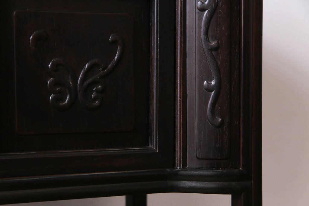 アンティーク家具　和製アンティーク　時代物　紫檀材　上品な雰囲気漂う漆塗りの飾り棚(茶棚)(R-030467)
