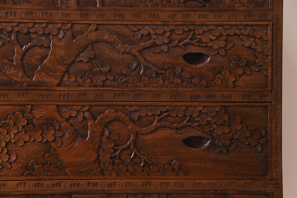 中古美品　伝統工芸軽井沢彫り　意匠が凝らされたチェスト(箪笥、タンス)