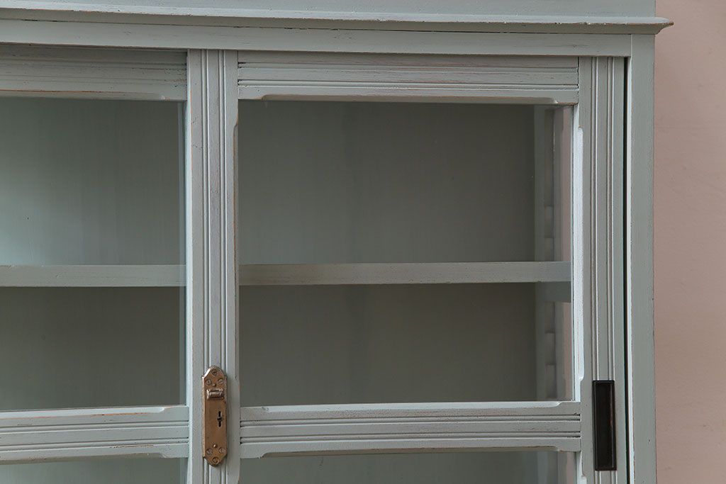 和製アンティーク　ペイント家具　ガラスの取っ手が可愛らしい戸棚(食器棚、ガラスケース、飾り棚)