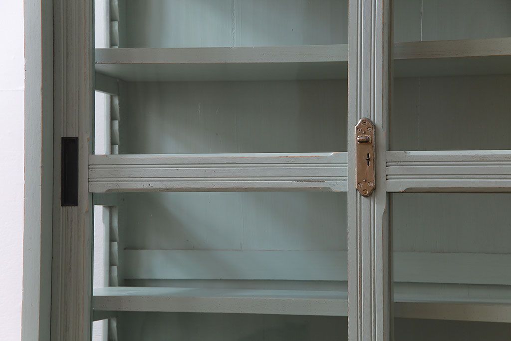 和製アンティーク　ペイント家具　ガラスの取っ手が可愛らしい戸棚(食器棚、ガラスケース、飾り棚)