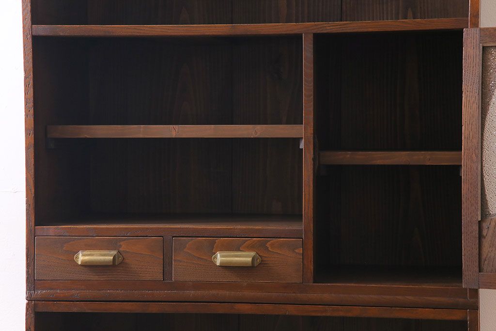 アンティーク家具　大正ロマン　ニレ材　網代(あじろ)編み　丸窓の色ガラスがおしゃれな戸棚(収納棚、食器棚)
