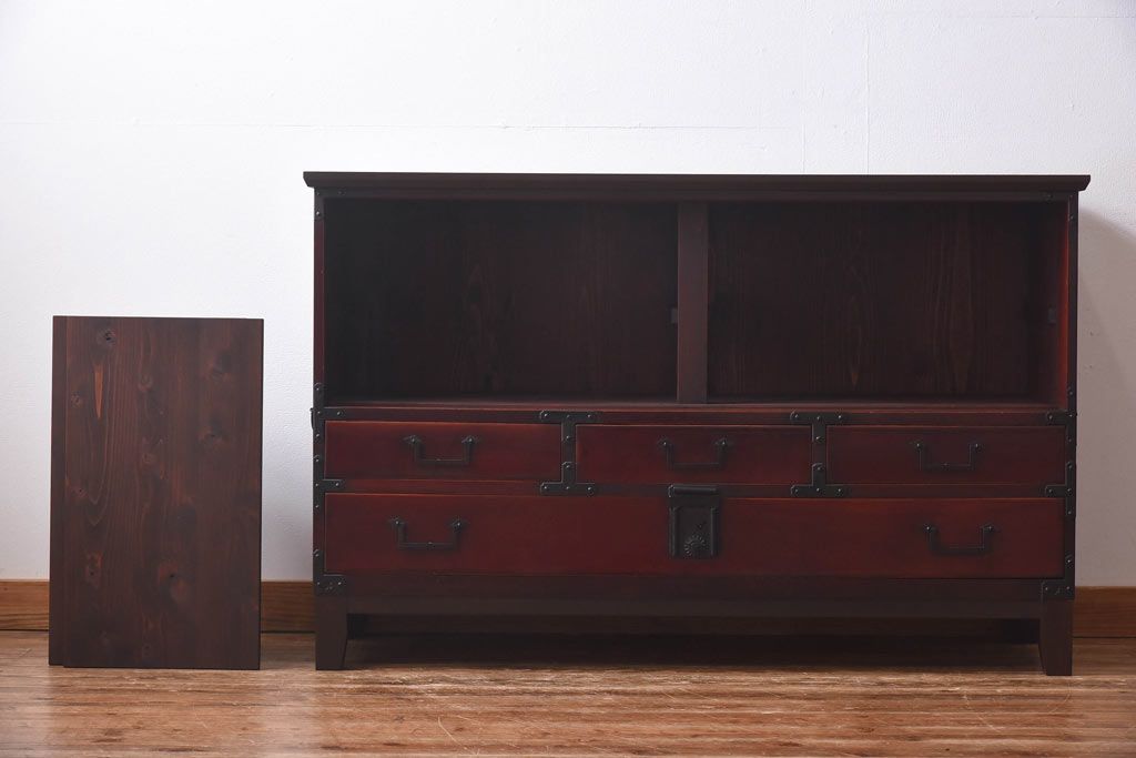 アンティーク家具　和製アンティーク　結霜ガラス　艶やかな漆塗りが上品な時代箪笥ローボード(リビングボード)