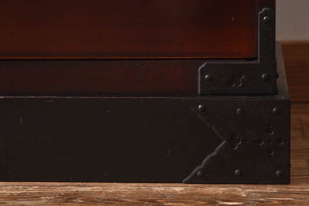 アンティーク家具　リメイク　前面ケヤキ材　漆塗りの赤が艶やかな時代箪笥ローチェスト(引き出し、ローボード、リビングボード)(大)