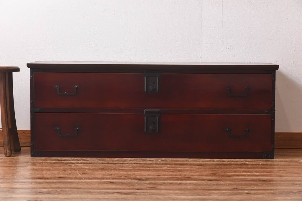 アンティーク家具　リメイク　前面ケヤキ材　漆塗りの赤が艶やかな時代箪笥ローチェスト(引き出し、ローボード、リビングボード)(小)