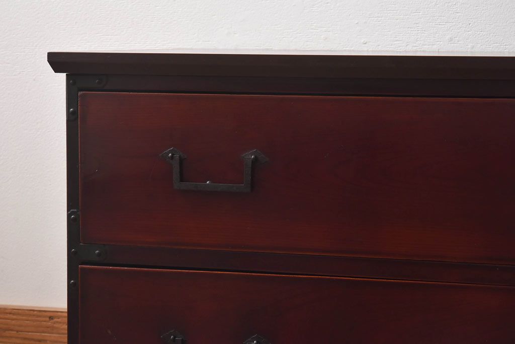 アンティーク家具　リメイク　前面ケヤキ材　漆塗りの赤が艶やかな時代箪笥ローチェスト(引き出し、ローボード、リビングボード)(小)
