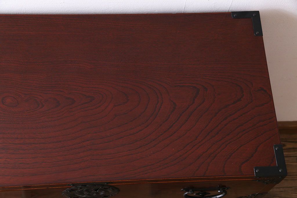 中古美品　ケヤキ材　木地呂塗り　美しい杢目と手打ち金具が存在感を放つ仙台箪笥