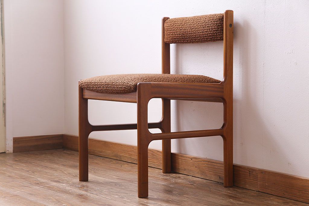 ヴィンテージ家具　北欧ビンテージ　チーク材　フレームの滑らかな質感が魅力のチェア(ダイニングチェア、椅子)(1)