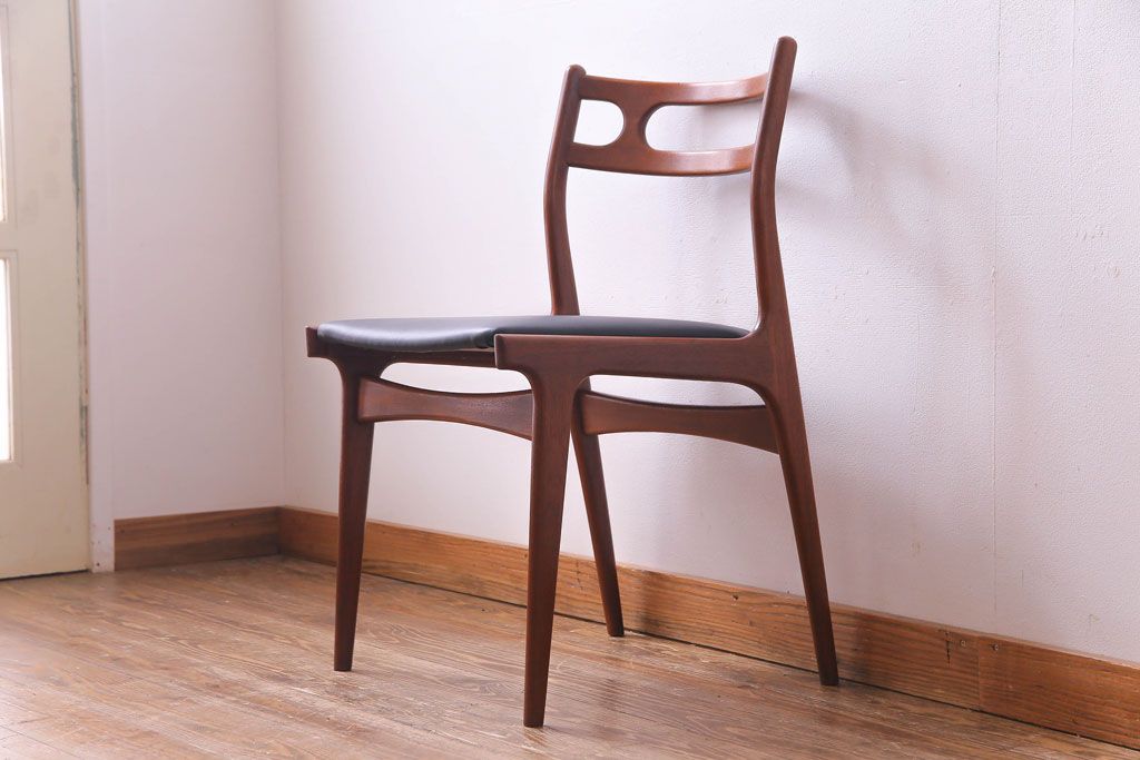 ヴィンテージ家具　北欧ビンテージ　チーク材　スタイリッシュなフォルムが格好いいダイニングチェア(椅子)(2)