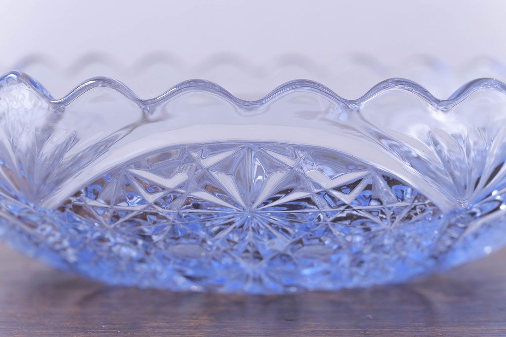 アンティーク雑貨　昭和レトロ　涼しげな色合いが魅力のガラス皿(プレスガラス、器)