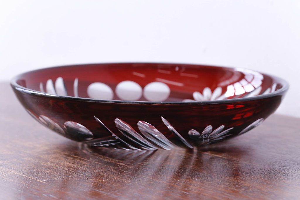 アンティーク雑貨　アンティーク　モダンなデザインの赤被せ切子ガラス皿(和食器)