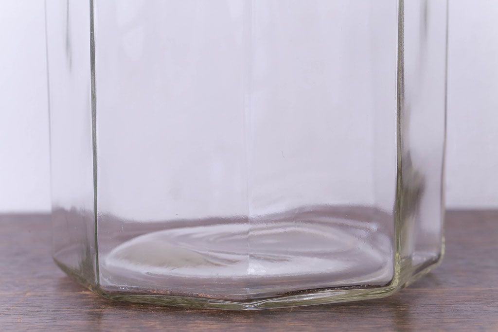 アンティーク雑貨　昭和レトロ　エンボス入りの蓋がおしゃれなガラスビン(硝子瓶)