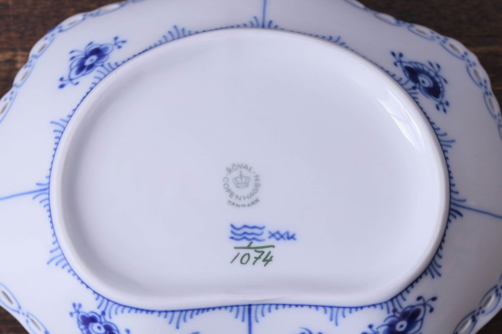 アンティーク雑貨　中古　ROYAL COPENHAGEN(ロイヤルコペンハーゲン)　二級品　ブルーフルーテッド　フルレース　シェルディッシュ(洋食器)