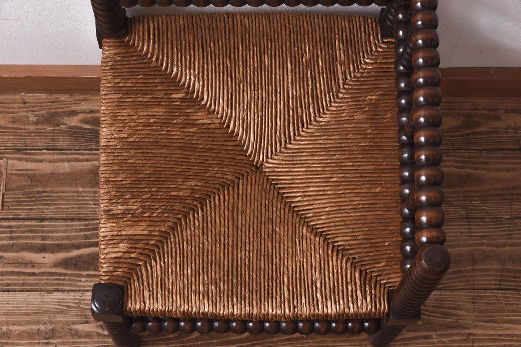 アンティーク家具　イギリスアンティーク　ラッシ座面　ボビンレッグが存在感を放つコーナーチェア(アームチェア、椅子)(1)