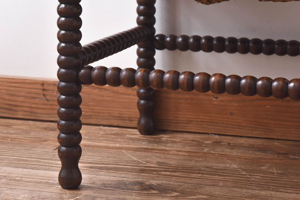 アンティーク家具　イギリスアンティーク　ラッシ座面　ボビンレッグが存在感を放つコーナーチェア(アームチェア、椅子)(1)