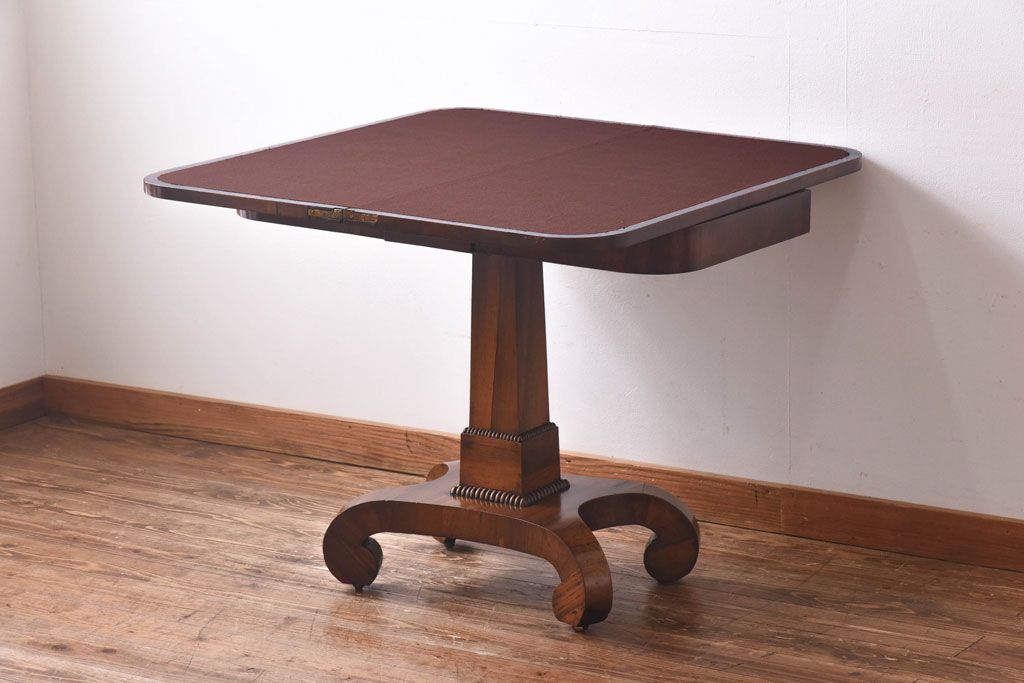 デザインもおしゃれな、アンティークのおすすめサイドテーブル4選
