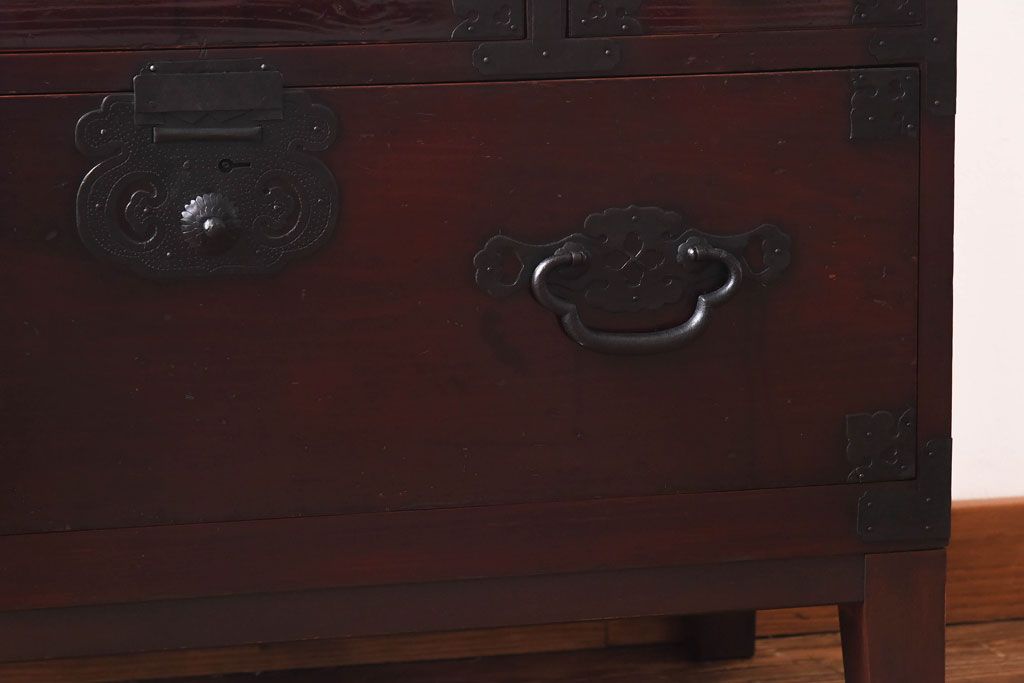 アンティーク家具　和製アンティーク　艶やかな漆塗りが魅力の松本衣装箪笥ローボード(チェスト)