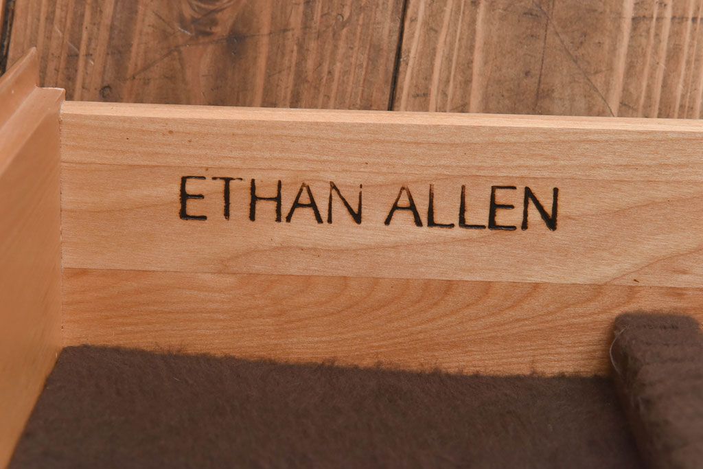 中古　ETHAN ALLEN(イーセンアーレン)　大型チャイナキャビネット(カップボード、食器棚、飾り棚)