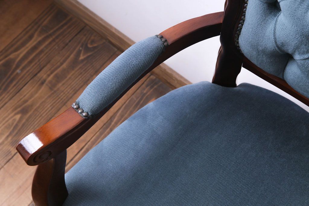 ビンテージ家具　ヨーロッパヴィンテージ　クラシカルなデザインが目を惹くロココ調アームチェア(サロンチェア、椅子)