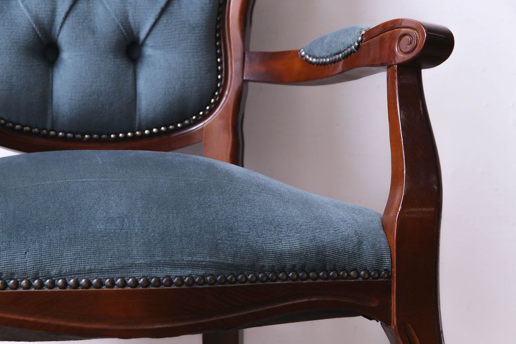 ビンテージ家具　ヨーロッパヴィンテージ　クラシカルなデザインが目を惹くロココ調アームチェア(サロンチェア、椅子)(1)