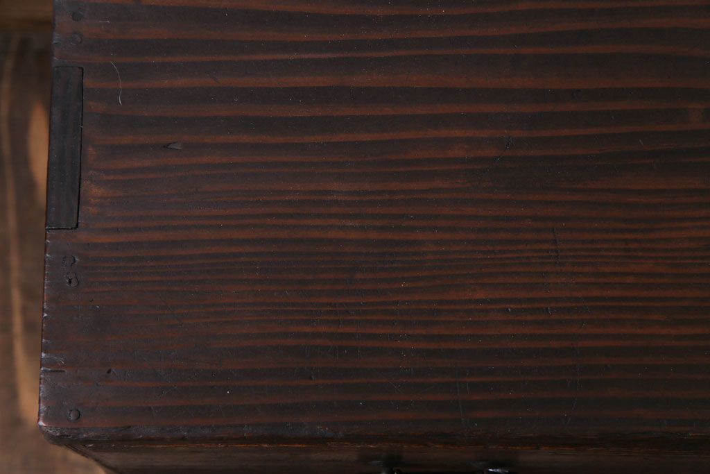 レトロ家具　昭和初期　レトロ　古い木の質感が味わい深い小引き出し(チェスト)