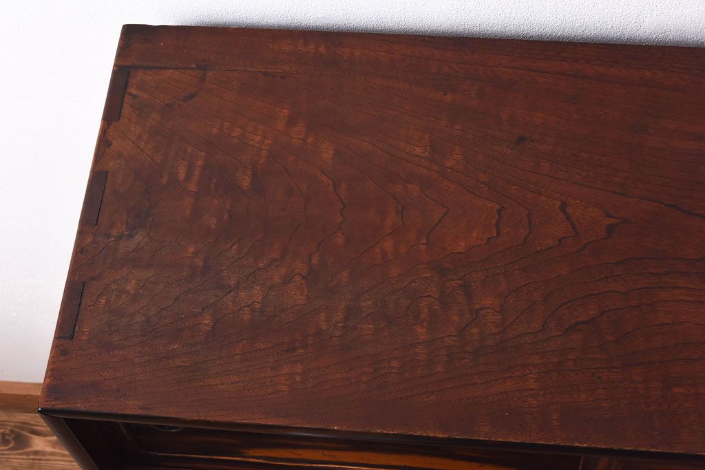 アンティーク家具　和製アンティーク　クジャク杢　独特の存在感を放つ黒柿材の茶箪笥(茶棚、収納棚)