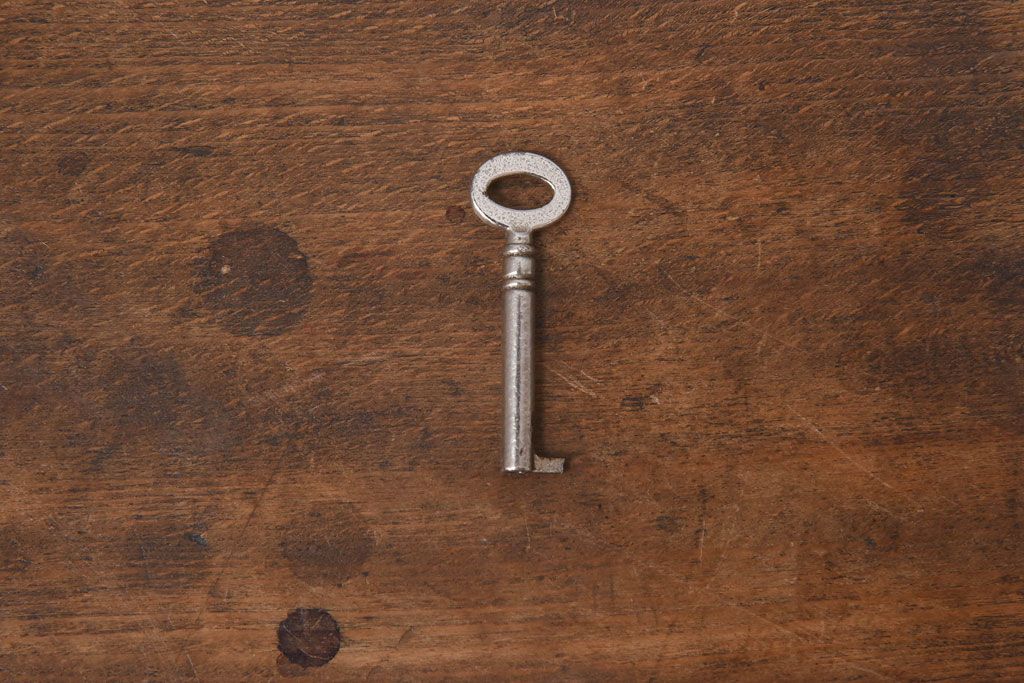 アンティーク家具　イギリスアンティーク　オーク材　花モチーフの装飾が上品な印象のブックケース(本箱、収納棚、キャビネット)