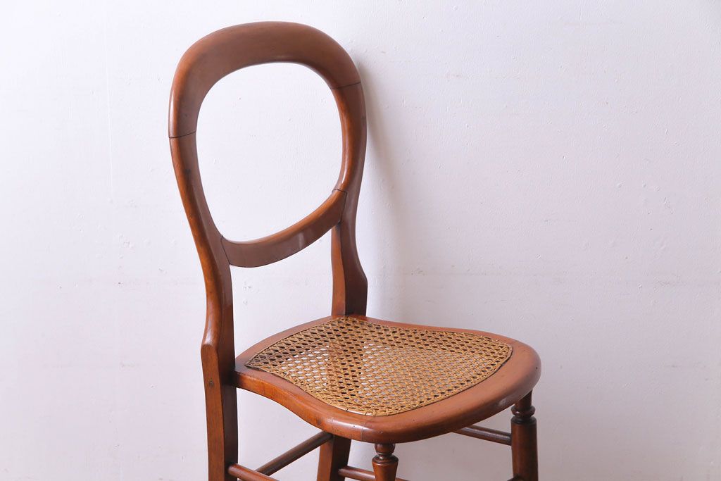 アンティーク家具　イギリスアンティーク　細身の脚がおしゃれなバルーンバックチェア(ダイニングチェア、椅子)(2)