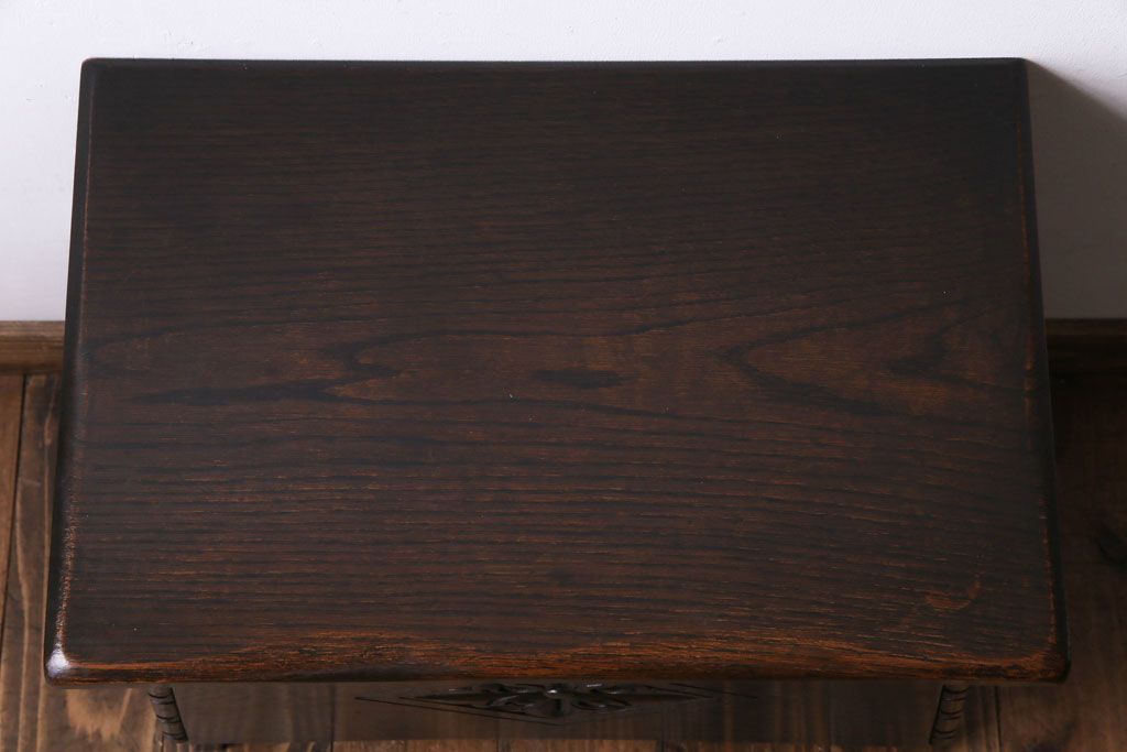 ヴィンテージ家具　イギリスビンテージ　オーク材　彫刻が上品な収納付きスツール(チェア、ベンチ、椅子)