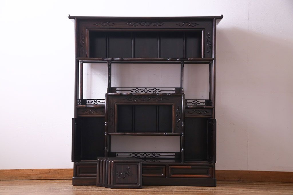 アンティーク家具　アンティーク　黒檀材　凝った意匠が目を引く上品な茶棚(飾り棚、戸棚)