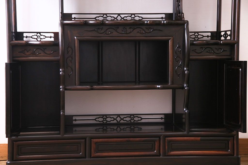 アンティーク家具　アンティーク　黒檀材　凝った意匠が目を引く上品な茶棚(飾り棚、戸棚)