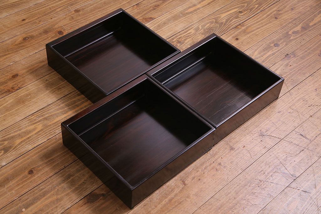 アンティーク家具　アンティーク　黒檀材　凝った意匠が目を引く上品な茶棚(飾り棚、戸棚)