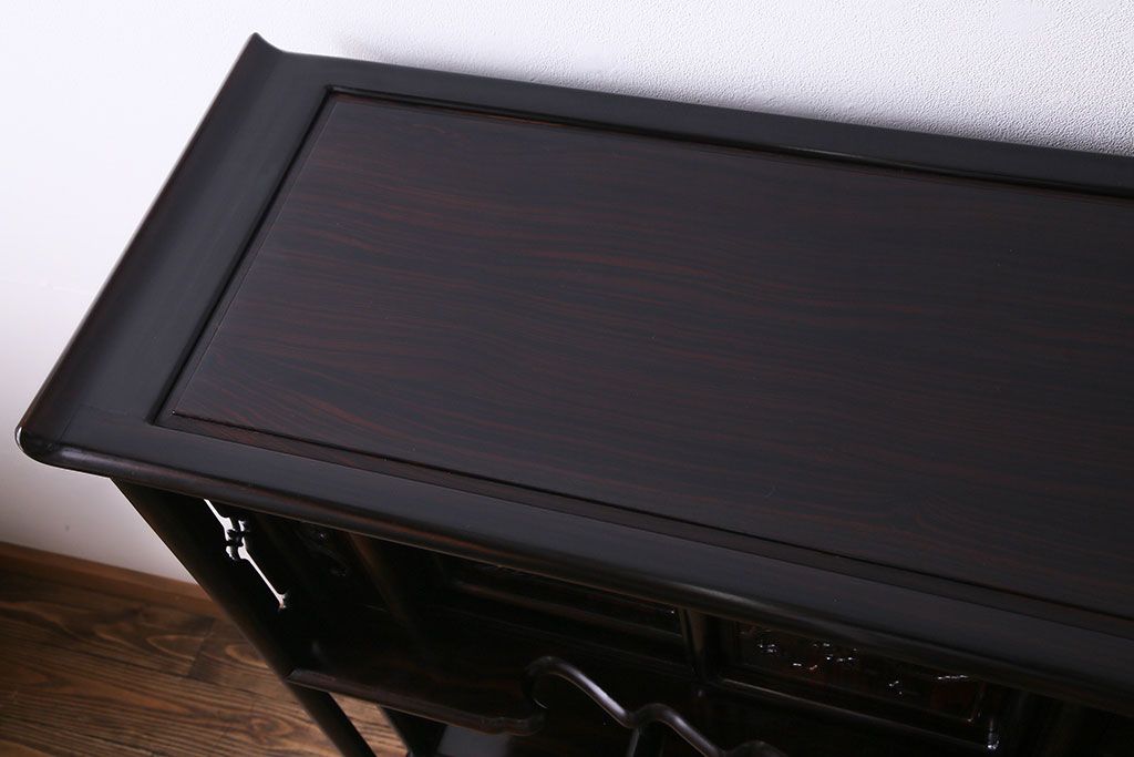 アンティーク家具　アンティーク　黒檀材　凝った意匠が目を引く上品な茶棚(飾り棚、戸棚)