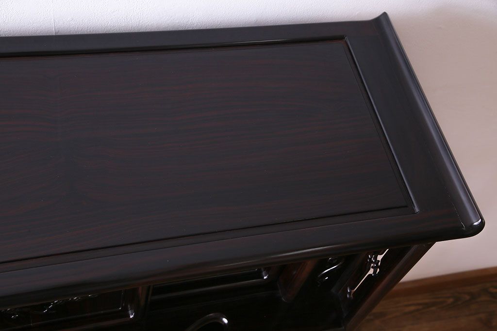 アンティーク家具　アンティーク　黒檀材　凝った意匠が目を引く上品な茶棚(飾り棚、戸棚)