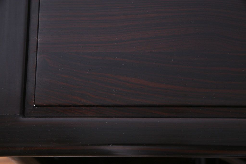 アンティーク家具　アンティーク　黒檀材　凝った意匠が目を引く上品な茶棚(飾り棚、戸棚)