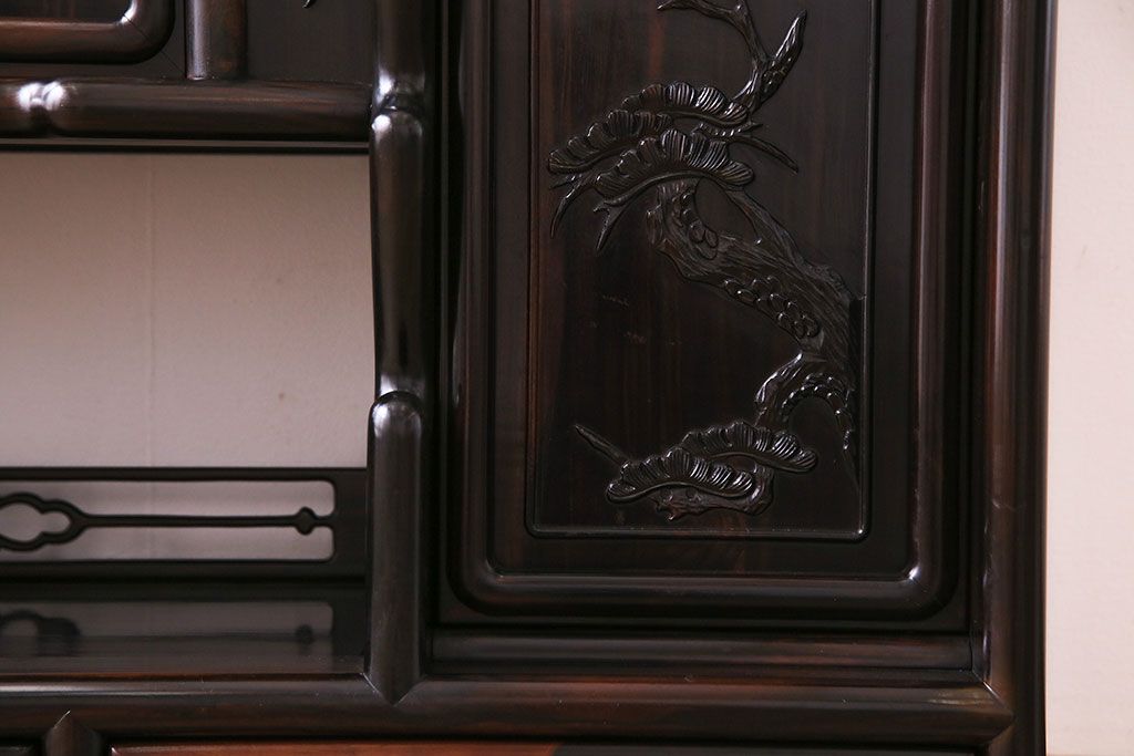 アンティーク家具　アンティーク　黒檀材　凝った意匠が目を引く上品な茶棚(飾り棚、戸棚)