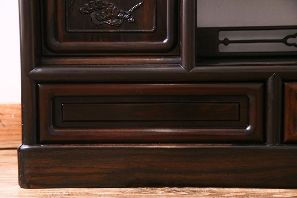 アンティーク家具　アンティーク　黒檀材　凝った意匠が目を引く上品な茶棚(飾り棚、戸棚)