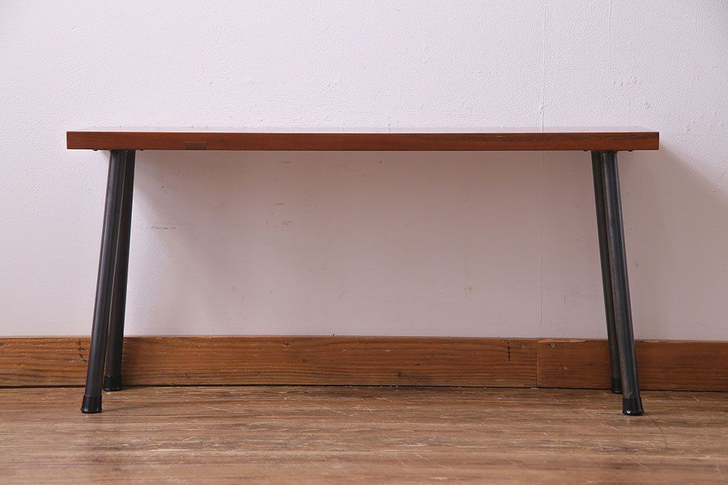 アンティーク家具　昭和中期　漆塗り　くっきりとした木目が美しいケヤキ材一枚板の鉄脚ベンチ(板座チェア、飾り台)