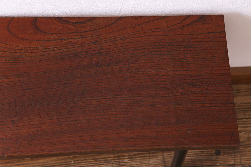 アンティーク雑貨　昭和中期　漆塗り　くっきりとした木目が美しいケヤキ材一枚板の鉄脚ベンチ(板座チェア、飾り台)(2)
