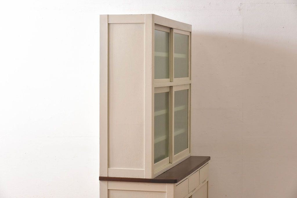 ペイント家具　昭和中期　モールガラス入り　淡いカラーが爽やかな食器棚(カップボード、収納棚)